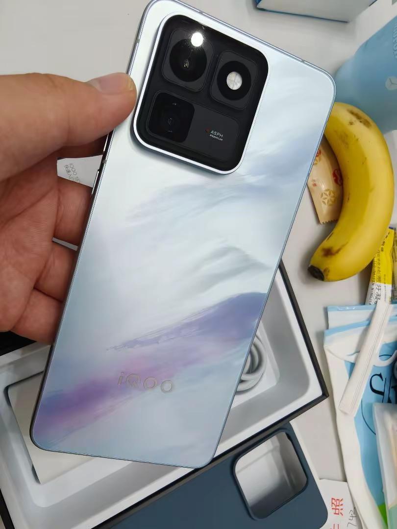 iQOO 15T怎么样？ 点评中规中矩的一台机子，没什么特别的优点也没什么特别的