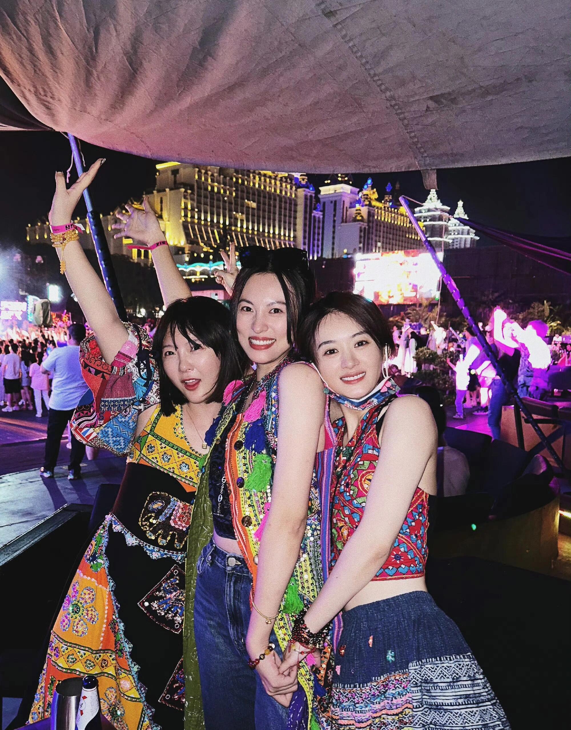 赵丽颖圈中最好的朋友应该是周放吧，尽管现在咖位不一样了，但这些年友谊从来没有变。
