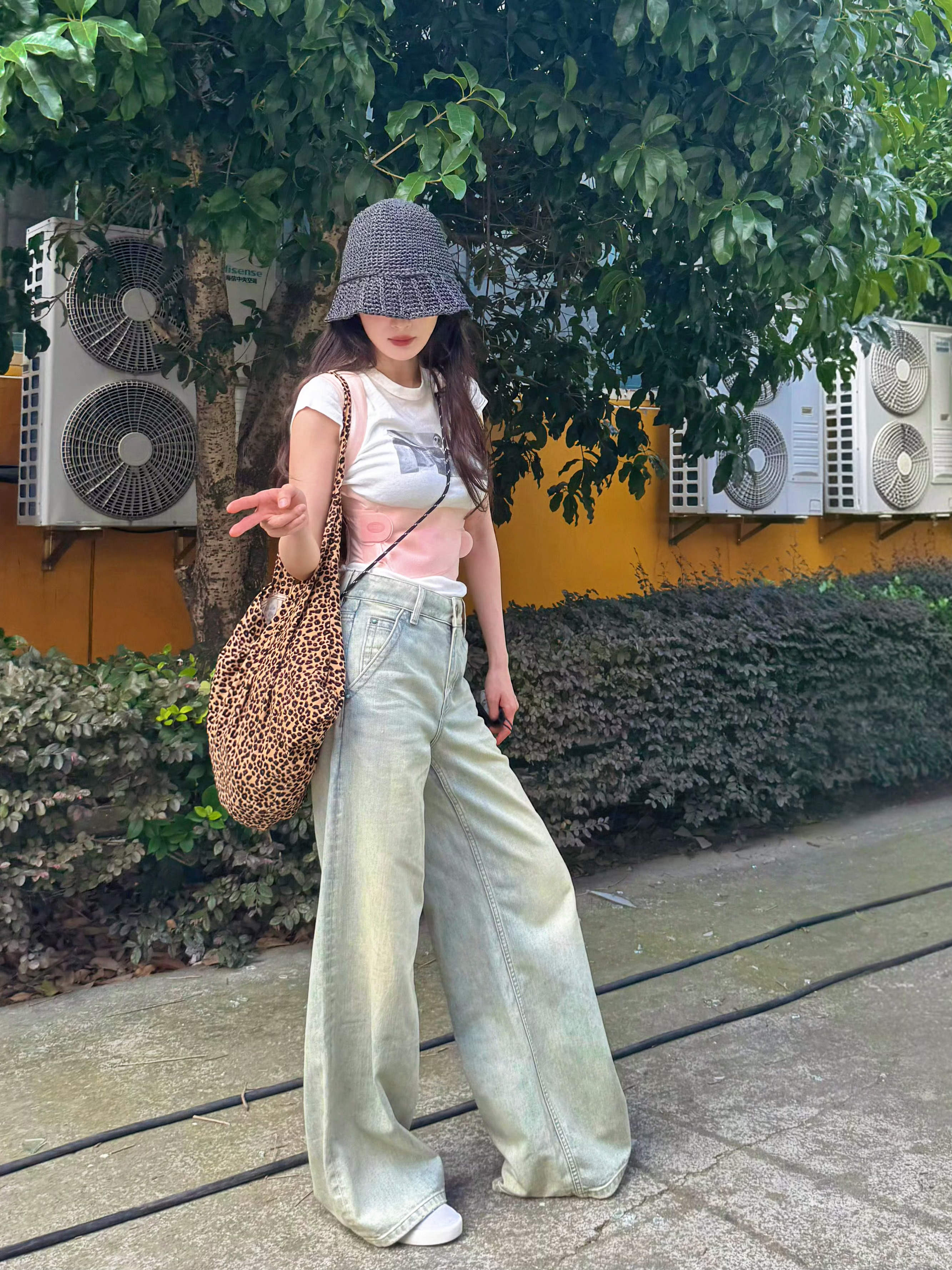 关于杨幂把背背佳穿成时尚单品这件事！背背佳，幂神来宠幸你了！这个穿搭被杨幂演绎的