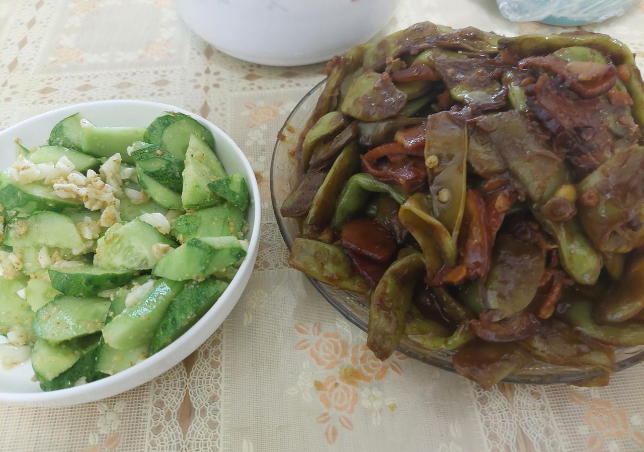 中午吃个桃，哎呀，我的牙就出了个问题。

小时候有病吃四环素，典型的四环素牙。很