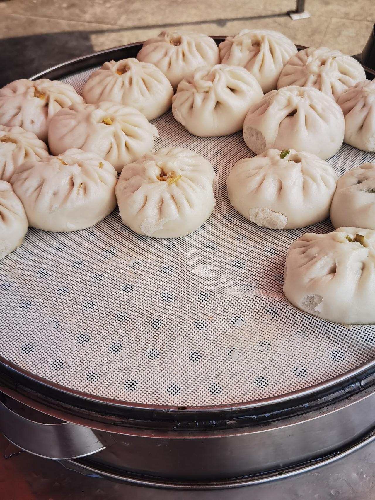 医院东边的那个小餐馆可真兴隆，早餐烧饼，豆腐脑，肉夹馍，小米粥，豆浆等，午餐又添