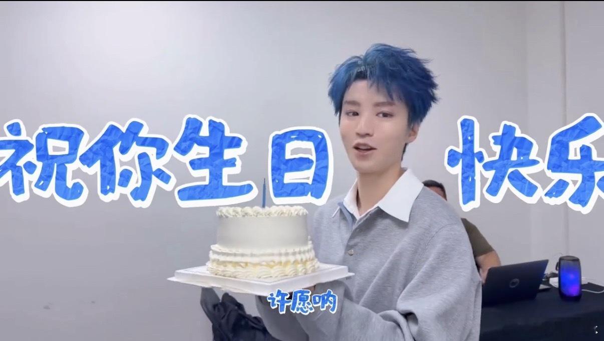 王俊凯工作室准备的生日蜡烛是蓝色王俊凯连生日蜡烛都是蓝色才发现！工作室给小凯准备