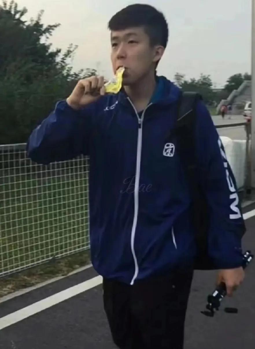 头号创作者激励计划被这张王楚钦“幼头”旧照可爱到！穿运动服挎着单肩包叼着果冻走在