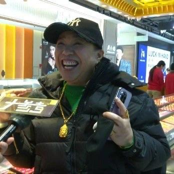 郑州这位60岁大妈戴着100多克黄金逛珠宝城的样子，像极了把日子过成了金闪闪的诗