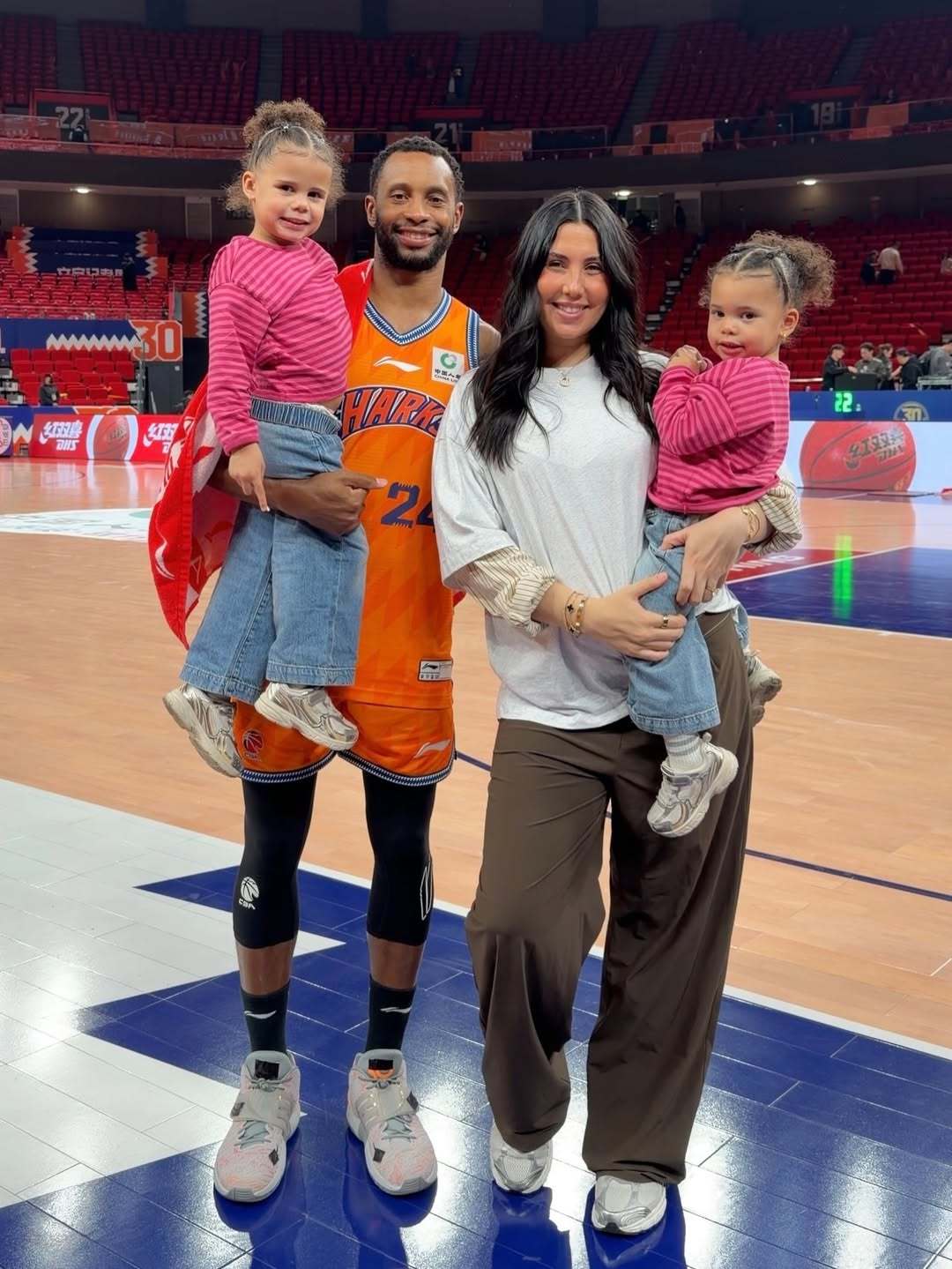 弗格妻子更新分享在上海的照片写到：上海下次再见了，离开凯尔的日子真的好难过，愿我