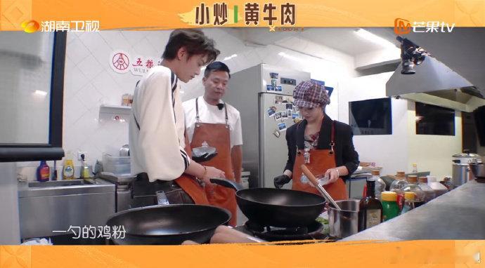 沈月[超话]沈月下厨演我中餐厅中餐厅名场面 沈月被辣椒呛到打喷嚏的样子也太真实了