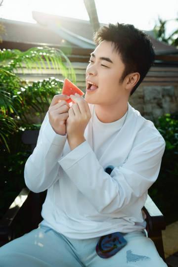 陈赫玩游戏有自己的规则 陈赫起跳10厘米马拉松跑了10米 陈赫：我这叫“微运动”