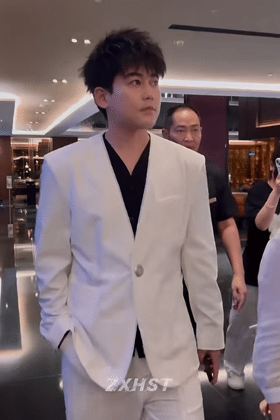 苏醒 芒果直播唱《做你的星光》
无修音现场表现非常好
他2024年的小目标是发行