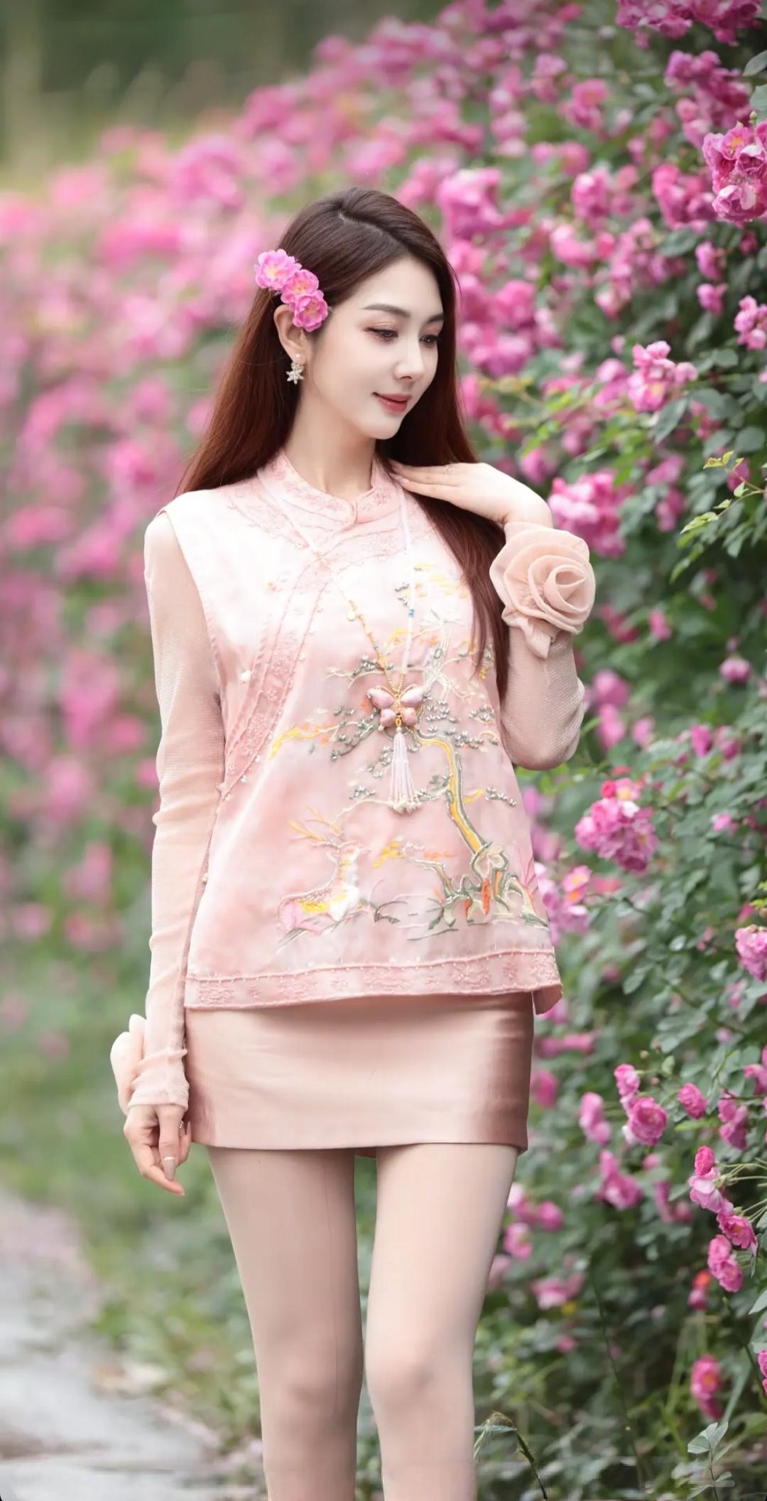 粉嫩少女风，花海中的优雅仙子