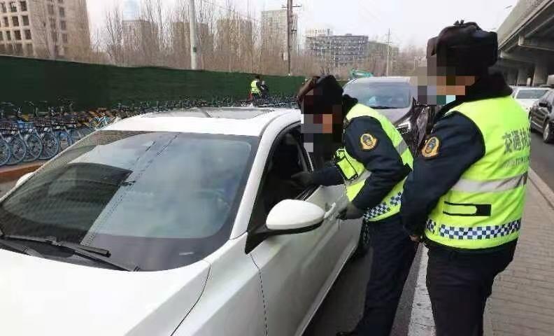福建厦门的一位司机李红果，因为好心搭载了一对急需就医的母子，结果被交通局罚了10