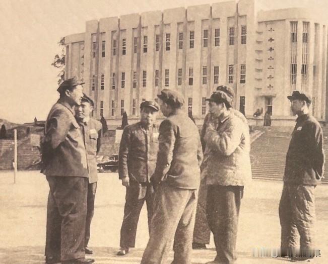 1952年，贺龙司令员（左1）、李达参谋长（左2）、李夫克副参谋长（左3）在西南