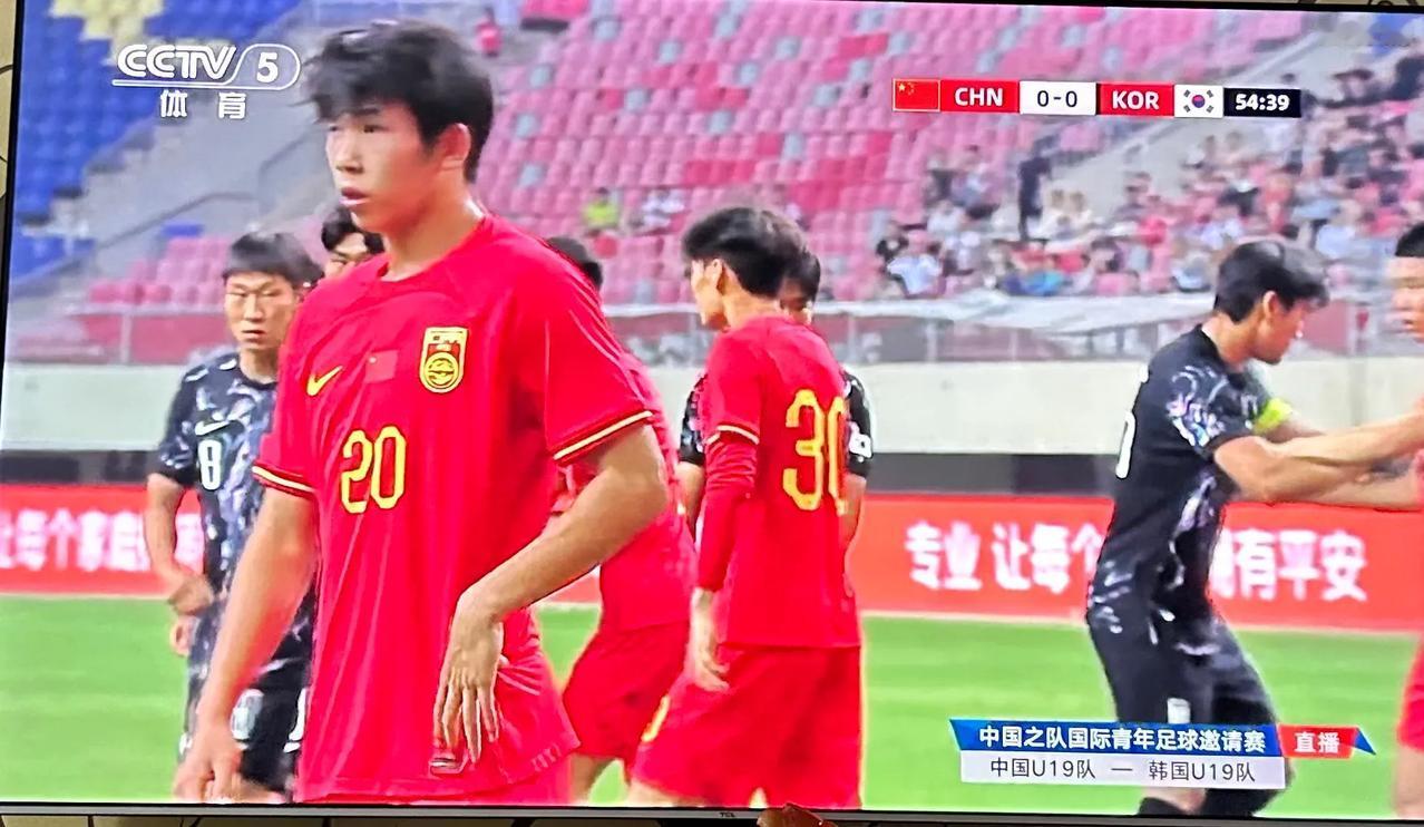 不可思议！
中国U19男足竟然2:0战胜了韩国U19男足！
全场被韩国队压制！失