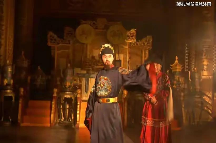 李自成攻陷北京后，短短四十天内竟从明朝官员处拷掠出七千万两白银，而崇祯皇帝在位十