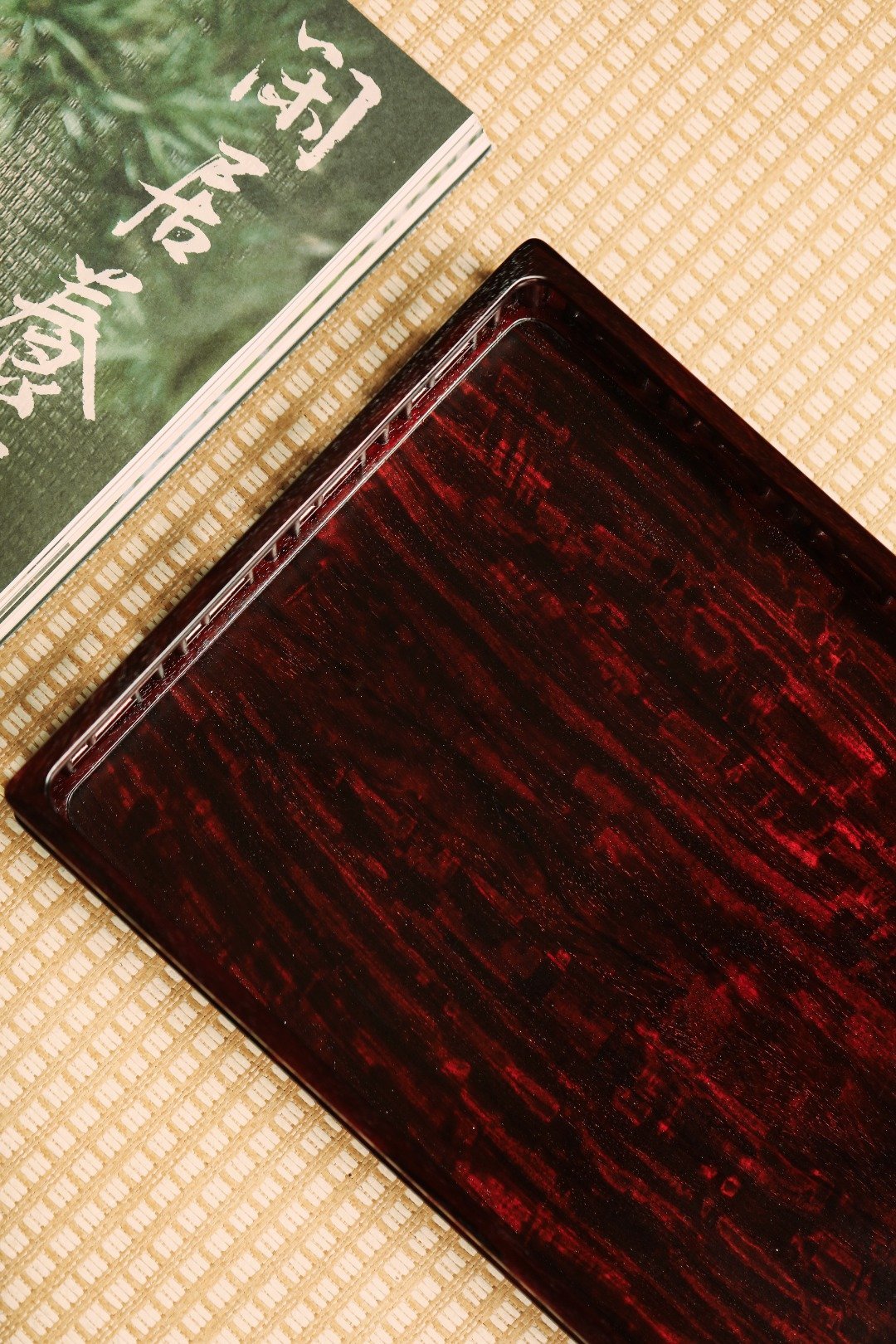 小叶紫檀 | 文承盘取材小叶紫檀油润老料、榫卯精工，一体同料制，四面围栏、精整疏