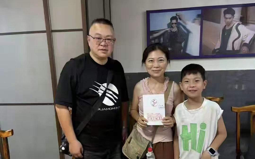 王鹤棣父亲回应店铺遭多条差评炸串店原本就靠着王鹤棣的名气收获流量，如今受舆论波及