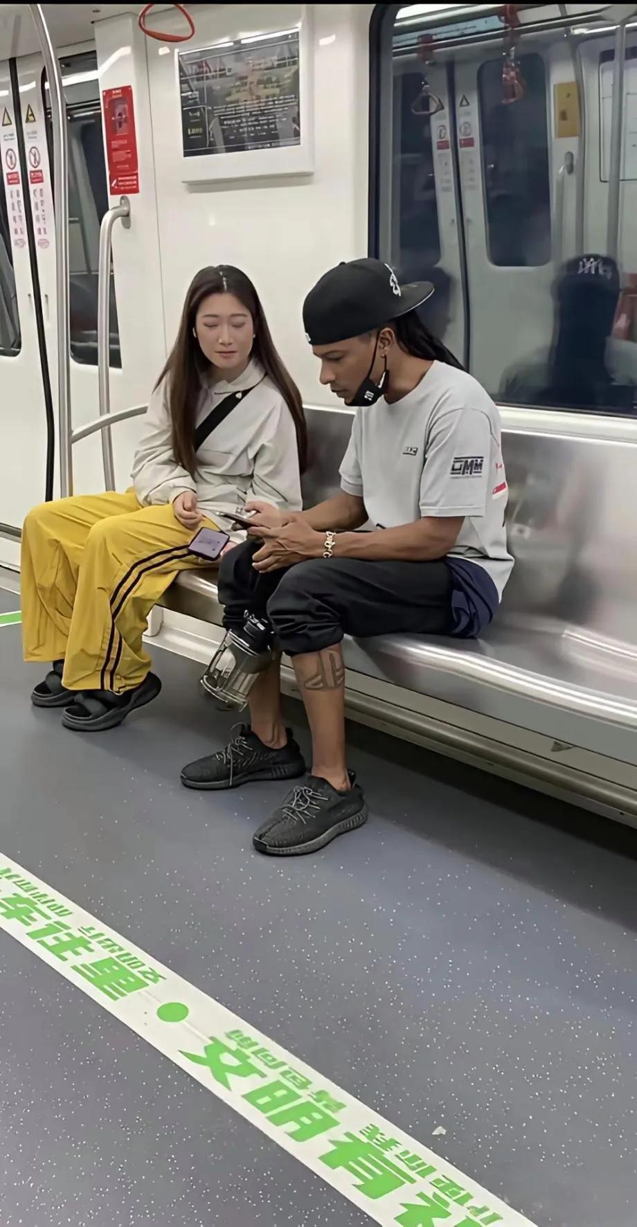 加上老外的联系方式，瞧把她开心的！