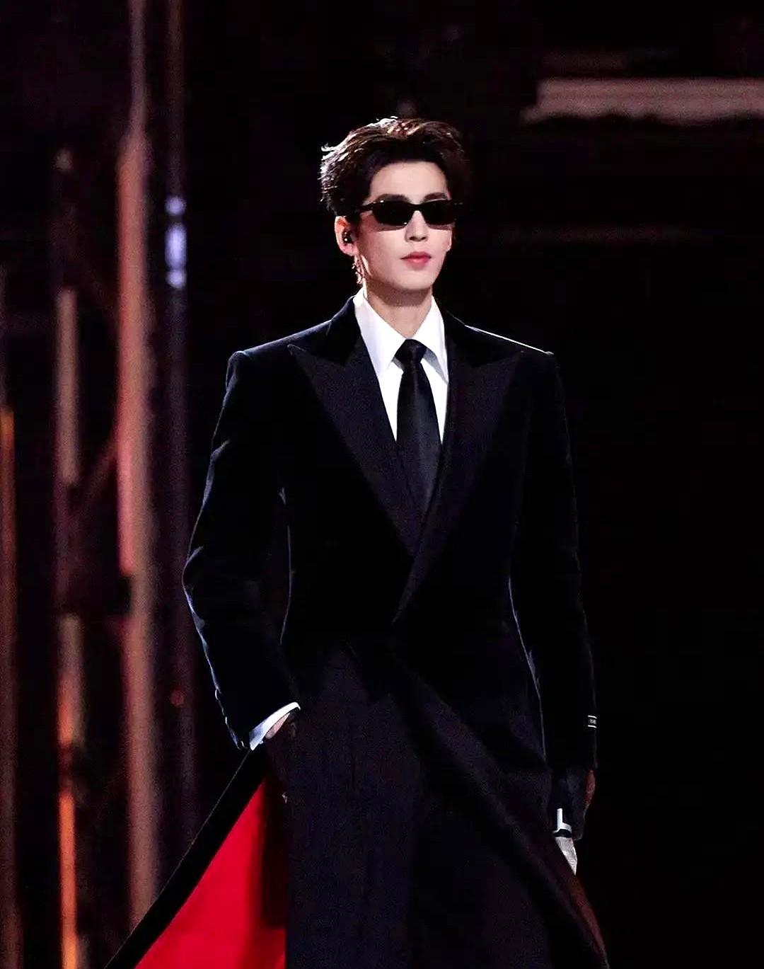 张凌赫走秀戴墨镜被骂，这事反转得我目瞪口呆。

起初全网截图骂他高冷摆谱，热搜挂