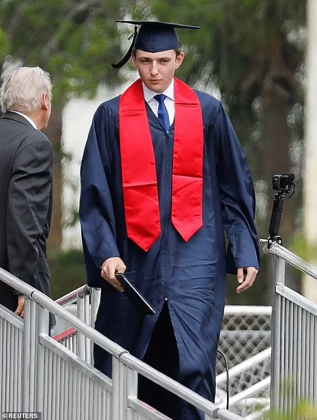 据报道，纽约大学新生巴伦·特朗普“赢得了”包括自由主义者在内的同学的支...