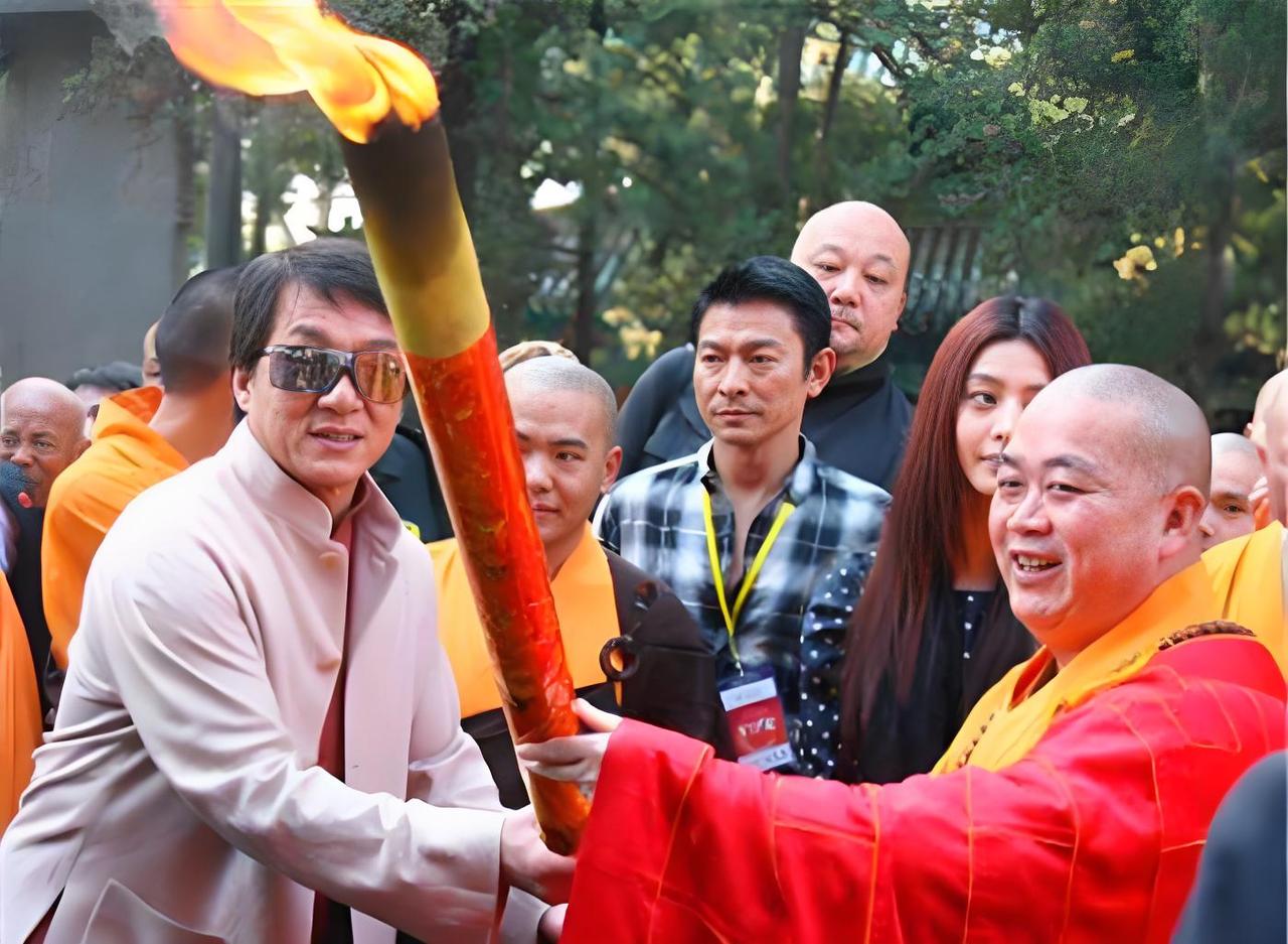 释永信确实不是一般人，普通人很难和他说上话，但他的朋友却遍布全球。
 
从成龙到