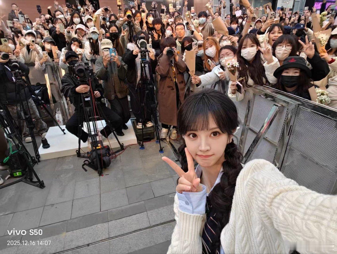 田曦薇晒与粉丝自拍合照田曦薇晒与粉丝大合照田曦薇晒与粉丝自拍合照，哇塞， 