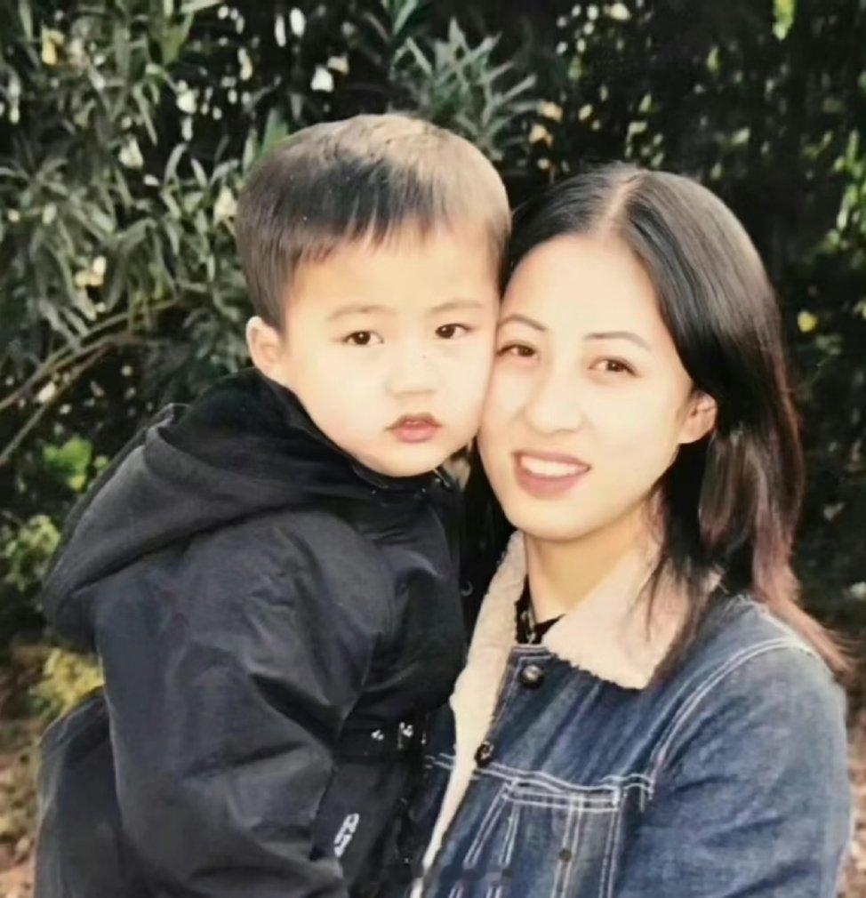张凌赫身高像爸爸长相像妈妈他不笑时那种清冷文雅的气质，与母亲年轻时的神态高度一致