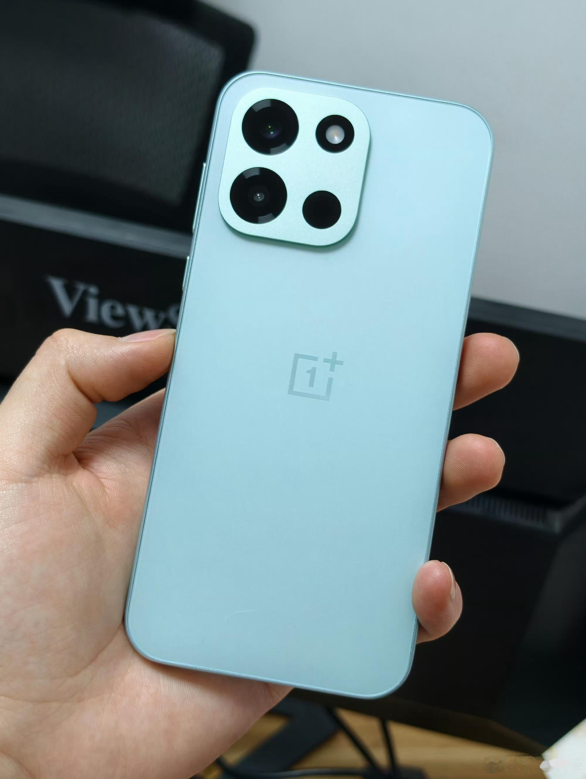 Turbo 6是买来送给家里长辈用的，就体验而言足够用，最大的亮点在于屏幕和大电