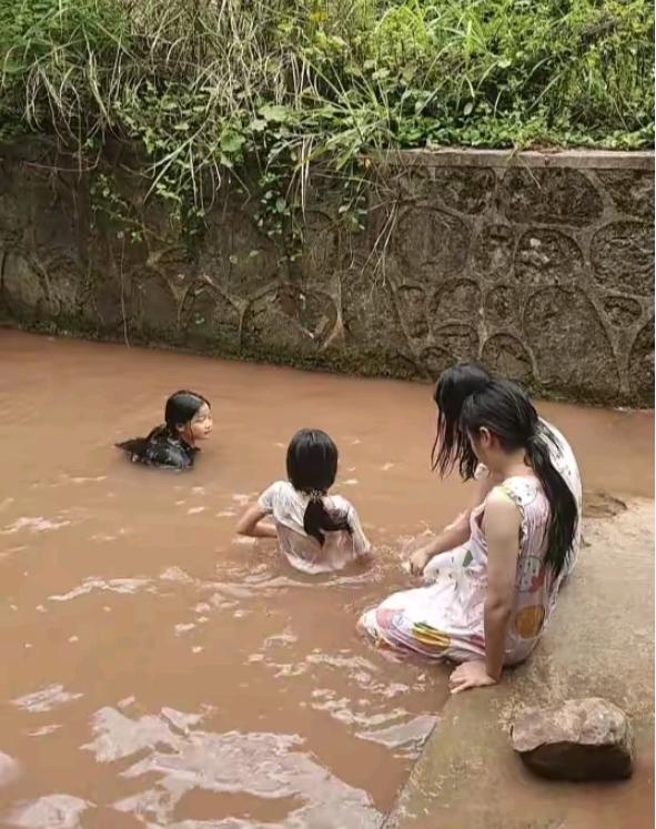 农村孩子的天然泳池，虽然水有点浑浊，但孩子们玩的很开心。