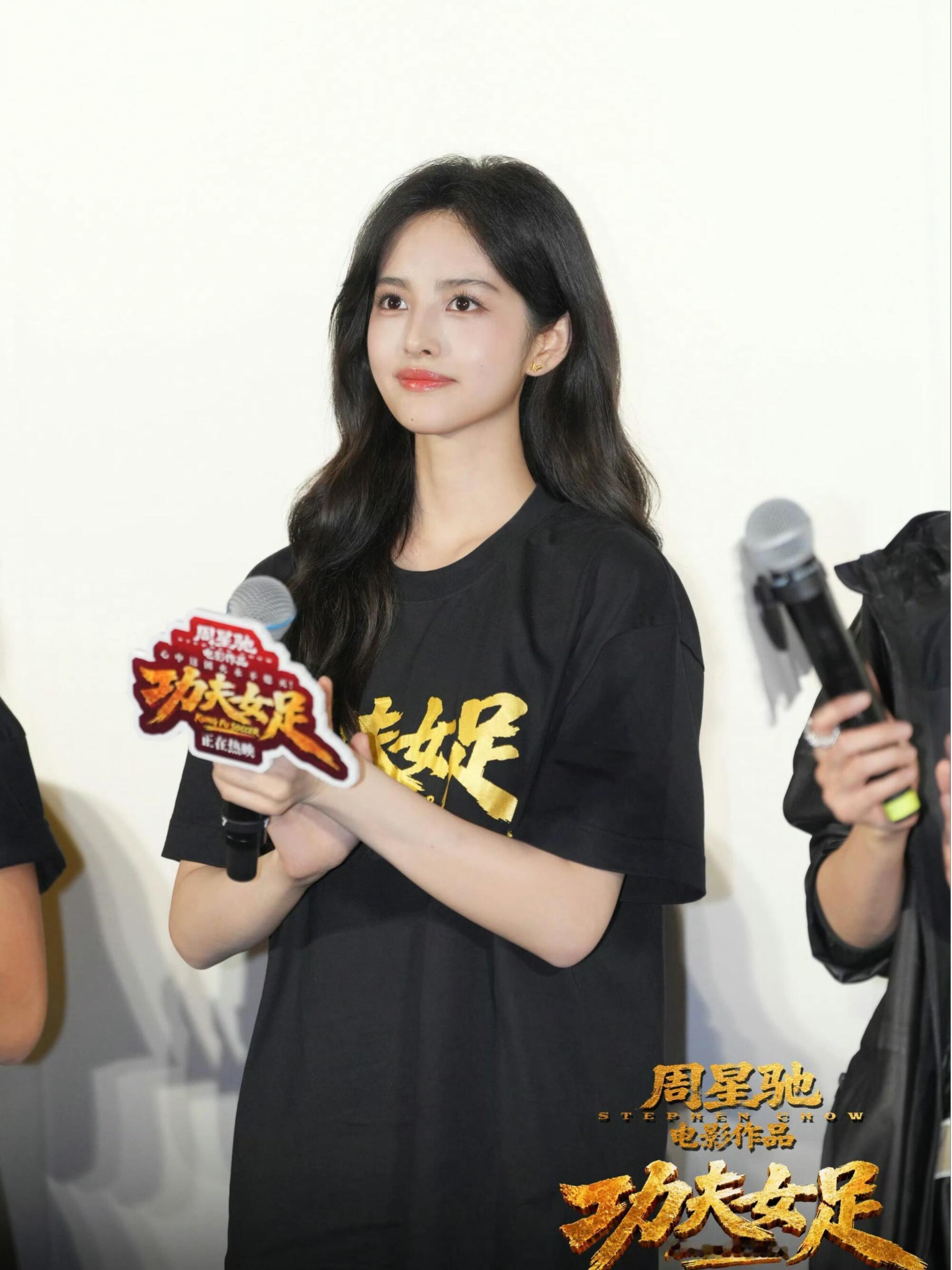 周星驰说雪野吃饭都吊在钢丝上看完《功夫女足》路演幕后直接破防，雪野为了拍好天外飞