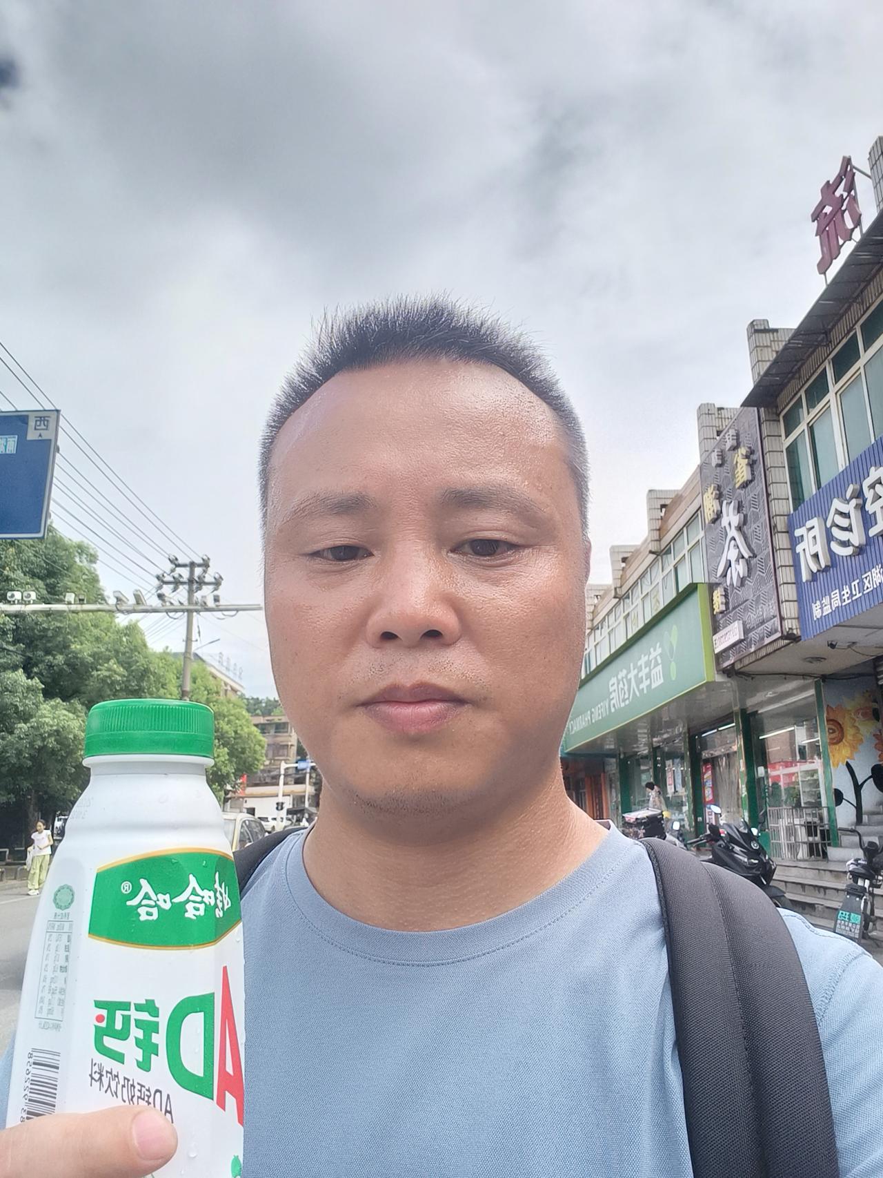 晒的跟炭一样！是不是奇怪，为什么带个AD钙！老出来跑的都知道，厂区没商店！上市公