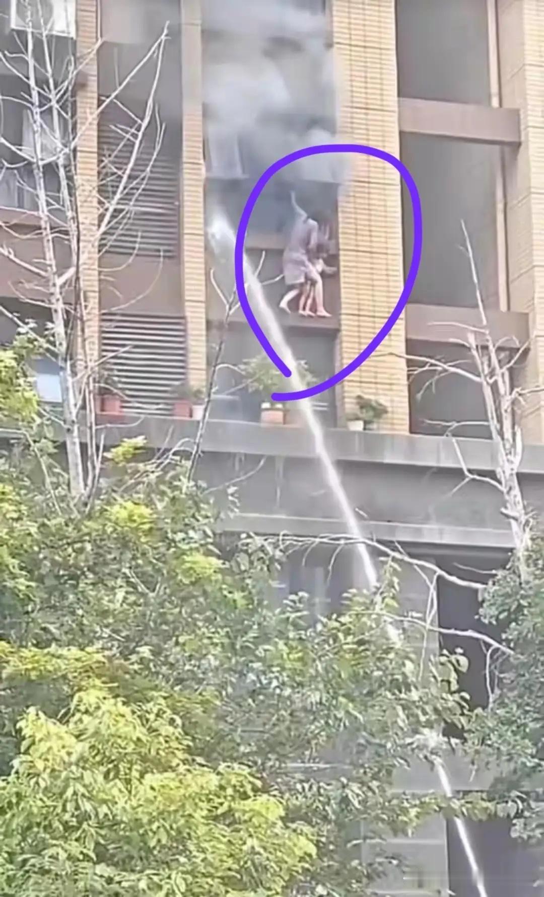连云港那对母女的事，
给所有女人都提了个醒，
可以嫁个不好看的，也可以找个有钱的