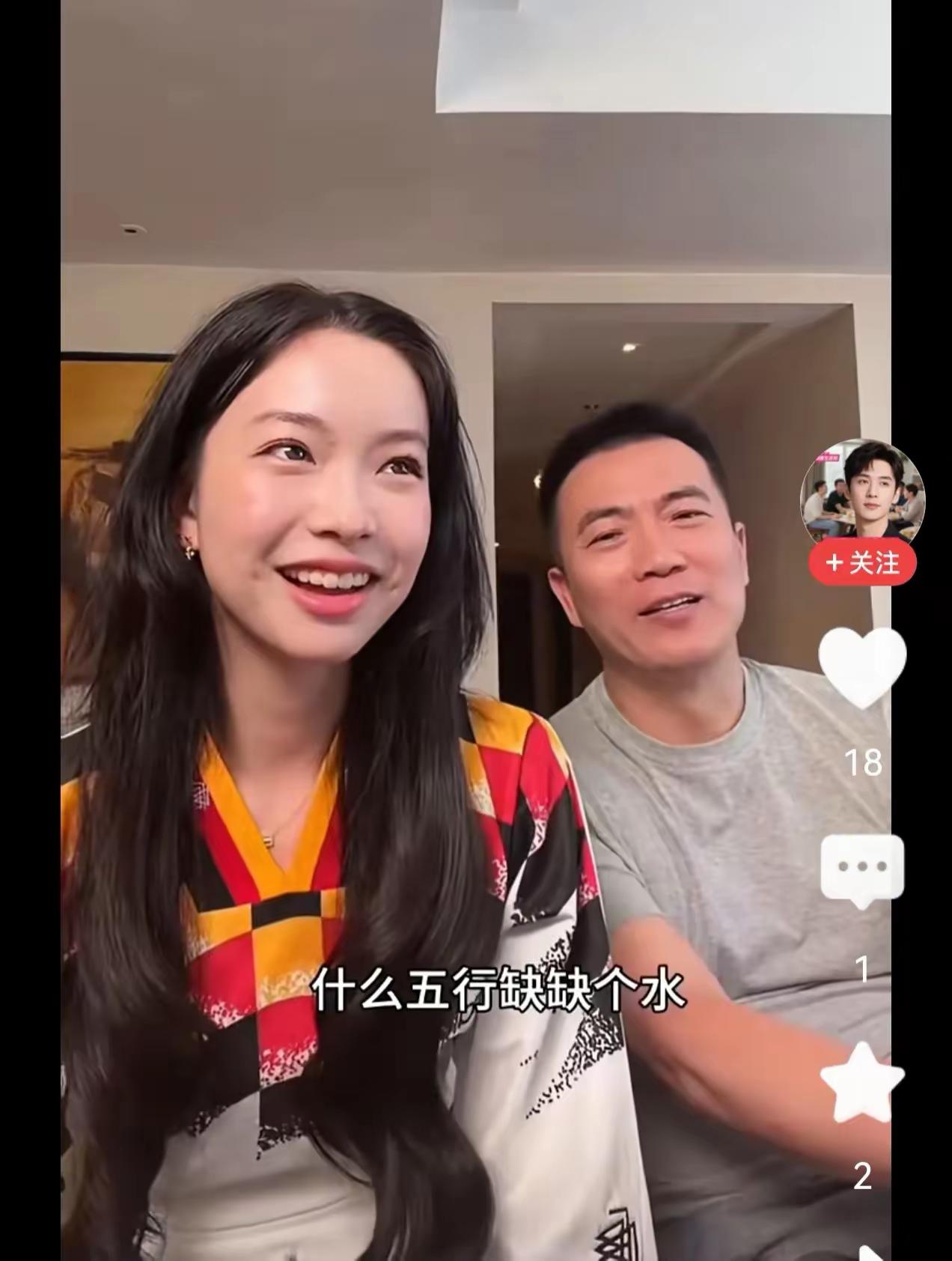 著名足球解说员黄健翔跟小女儿黄熙雯一起出镜直播时护女心切，在直播间令人惊讶的对网