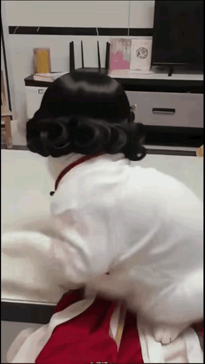 怨不得好多人叫狗狗儿子姑娘的，这一看还怪像、怪亲、怪可爱的。