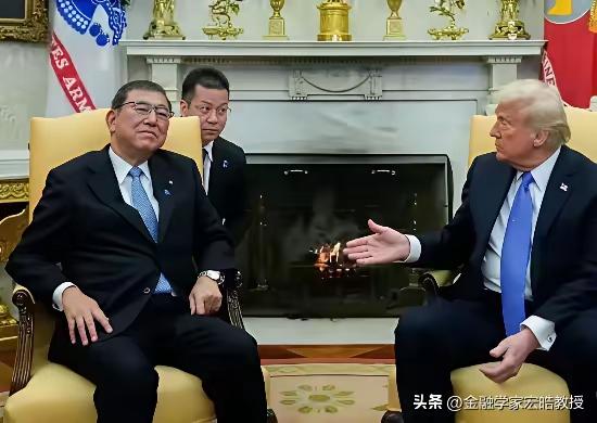 不怕不识货，就怕货比货！两任日本首相会见特朗普，高下立判！
前任首相虽然已经下台