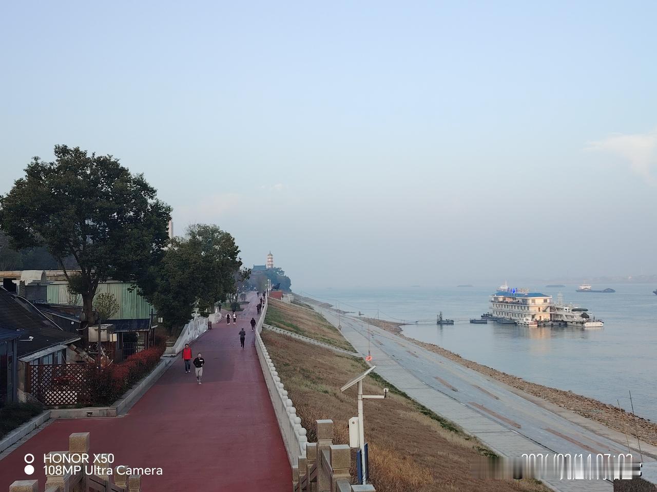 长江岸边晨练“上头条聊CBA”