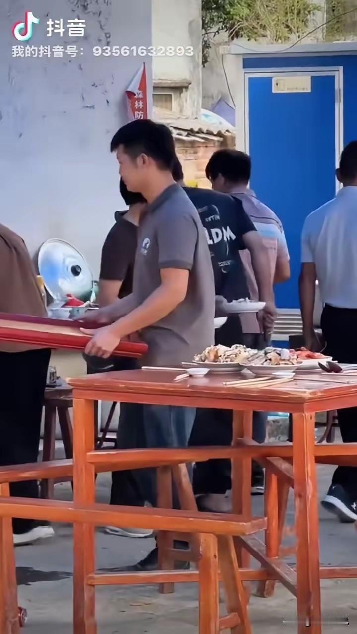 樊振东回乡。
樊振东终于回家过年，正月初二深夜低调返回上海。虽然在机场偶遇球迷，