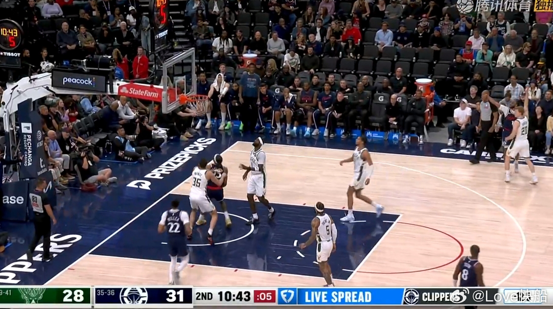 桑德斯和加兰打出一波小高潮，快船领先到了8分，最近加兰这三分是非常准！ 