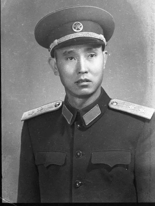 1947年，31岁的解放军师长周志坚，迎娶19岁的女护士，新婚当夜，周志坚却去打