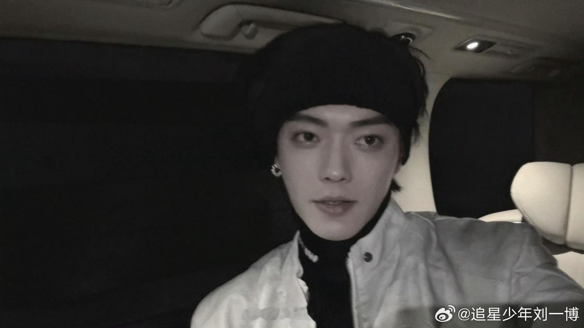 #许凯戴耳环了##许凯发带#一眼心动 ​​​