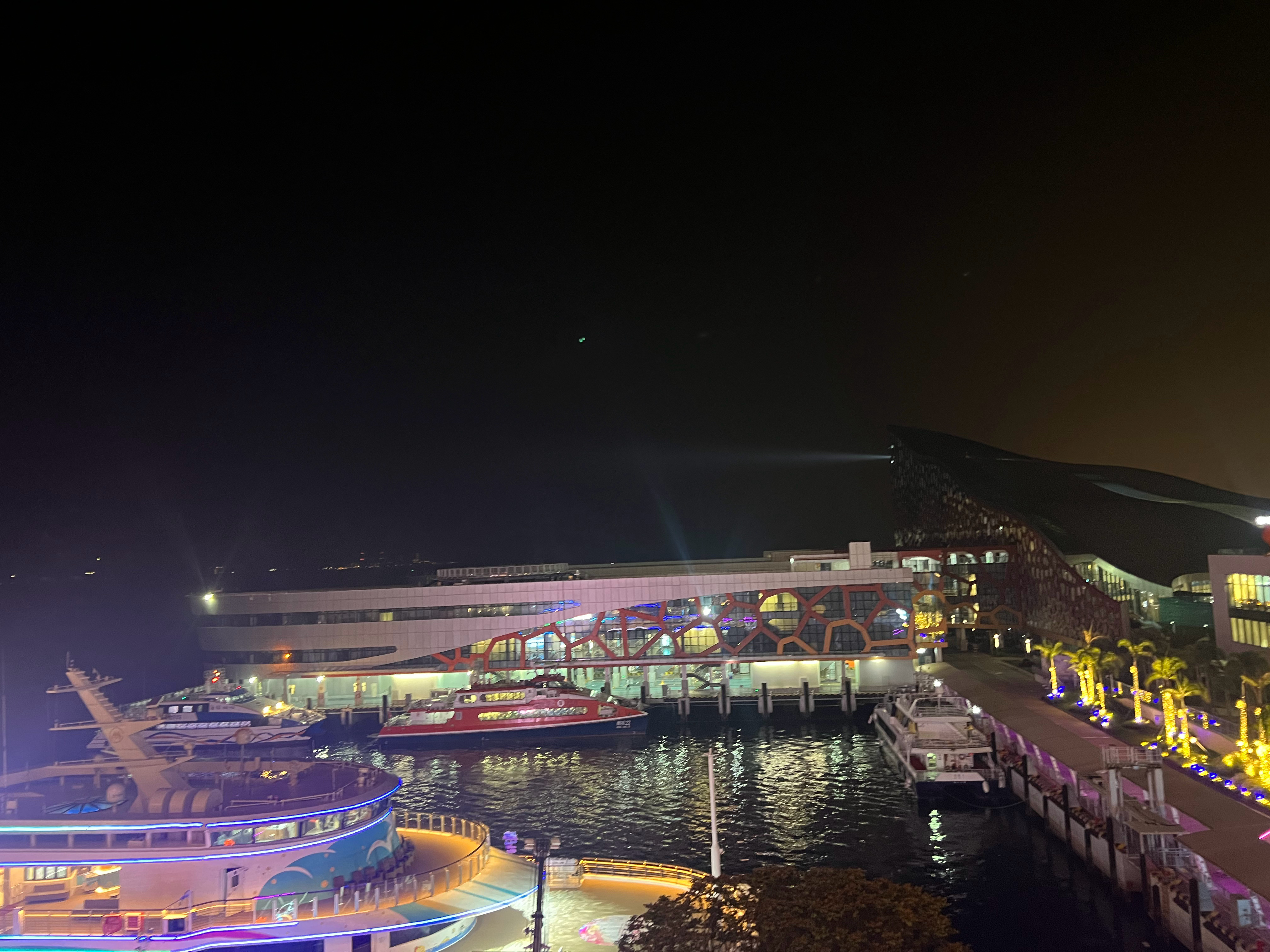 真正的旅行，是“读万卷书，行万里路”的双向成长：走过的风景拓宽了眼界，遇见的文化