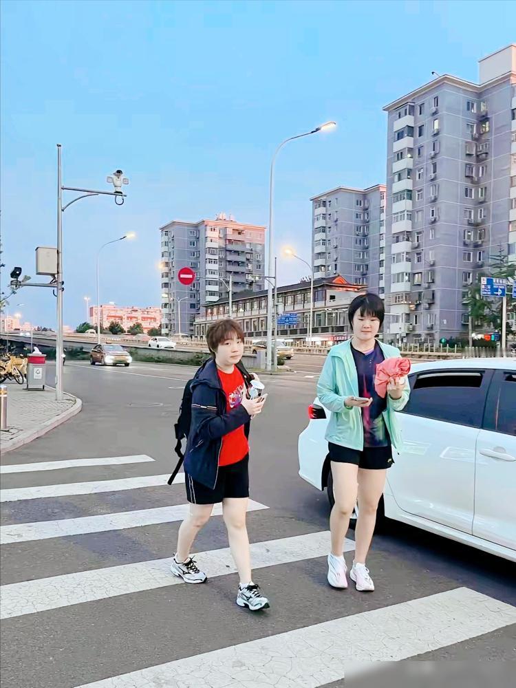 比起蒯曼来，
感觉姜依依更适合当莎莎的接班人，

一直以来，
蒯曼都被看作是国乒