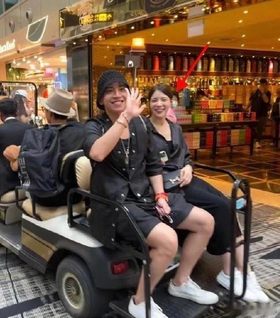#王大陆与女友边吃火锅边亲吻#到底谁在意他和他女朋友干什么吗啊？昨天上rs今天上