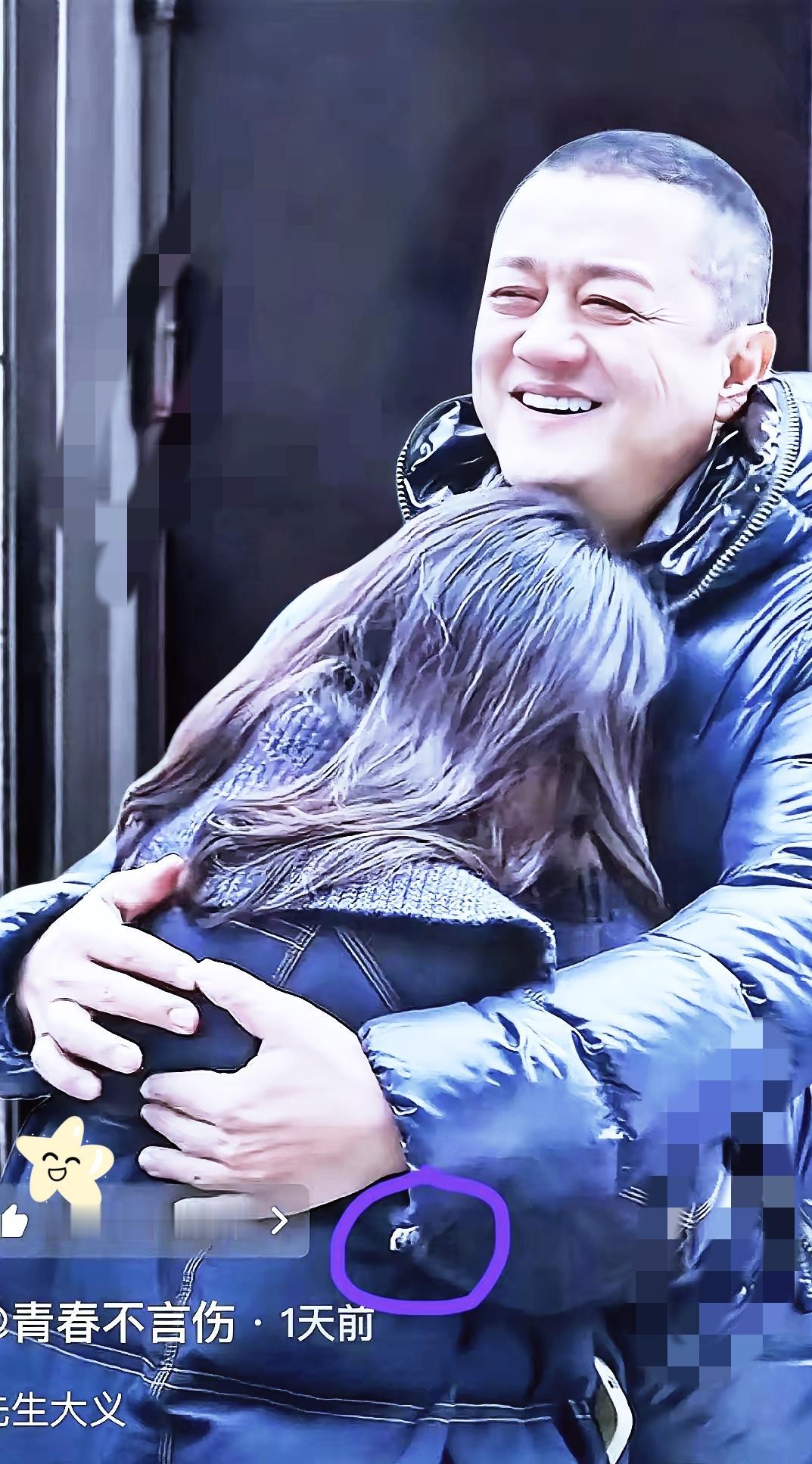 一件滋毛的旧羽绒服，比多少明星的“慈善人设”都管用！被嘲“商业冥灯”“欠债400