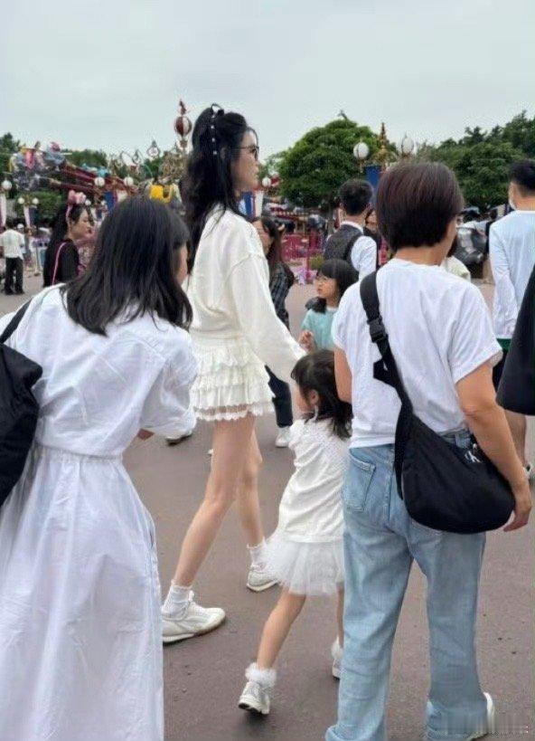 奚梦瑶女儿腿好长 奚梦瑶带娃迪士尼，Romee身高瞩目，这腿长是遗传妈妈了吧！​