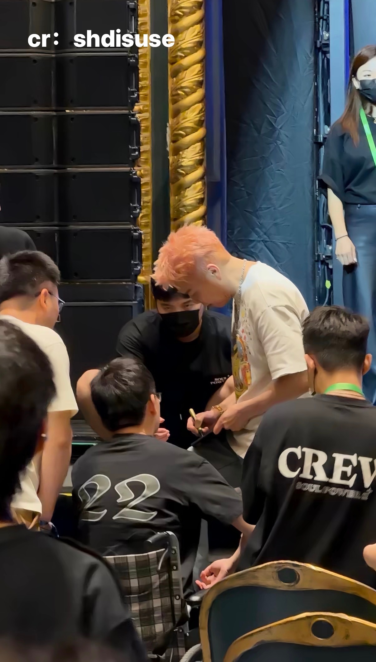 陶喆下台给坐轮椅歌迷签名 在新专辑上海签唱会现场看到这一幕直接泪目了啊！DT看到
