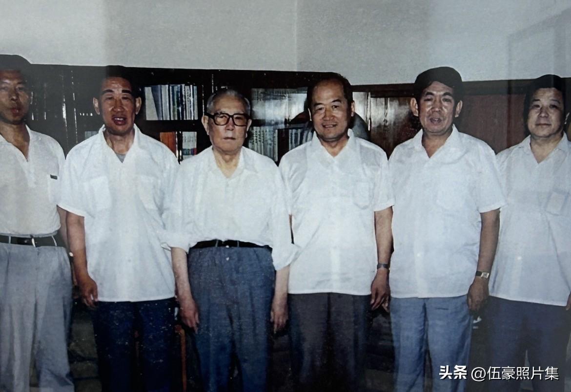 1990年6月23日、李先念与身边工作人员在一起。左起：许克友、杨德中、李先念、