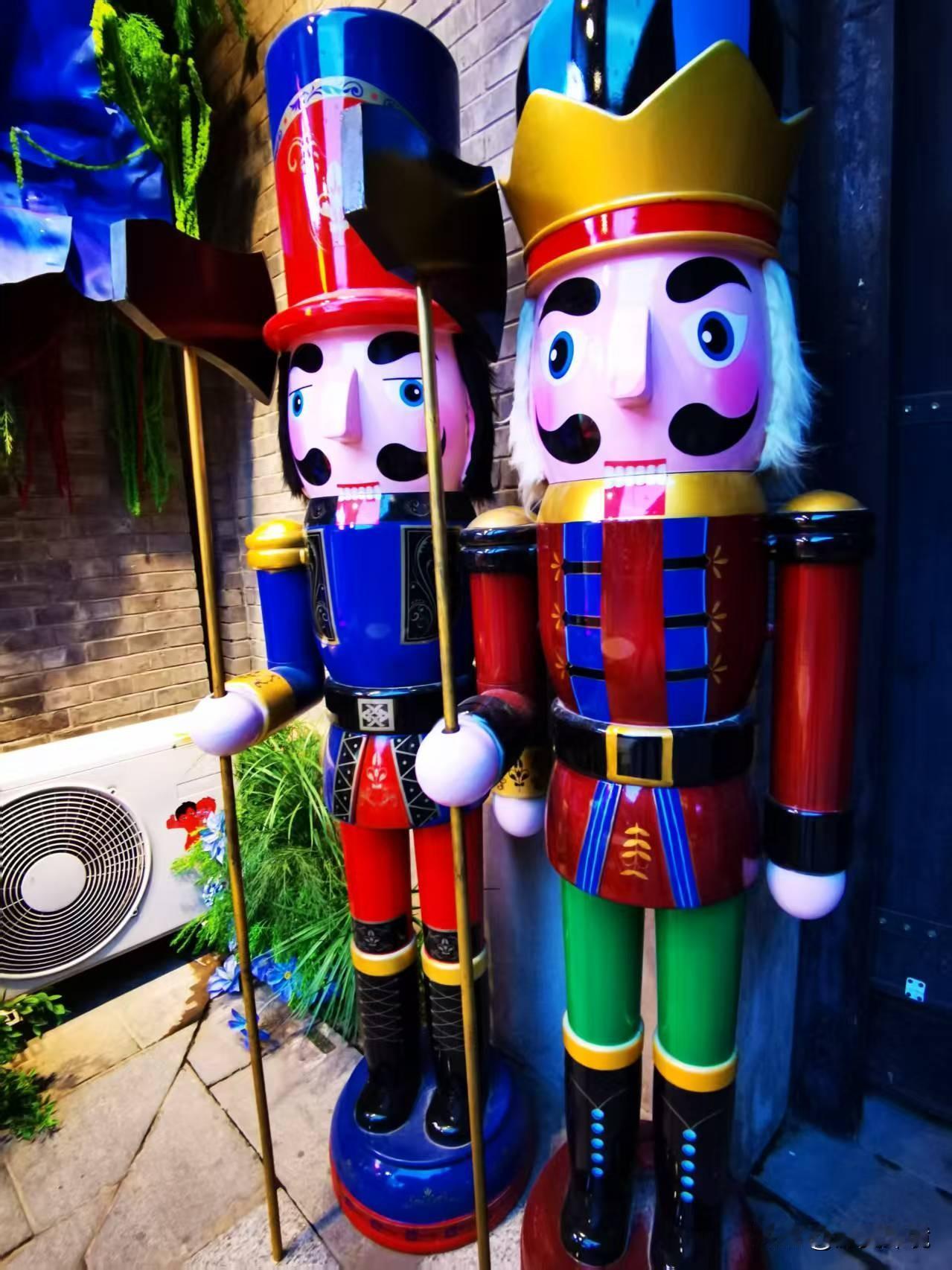 东三省卡通人物，动物随拍

在东北三省旅游观光 ，在街头随处可见街头矗立着卡通动