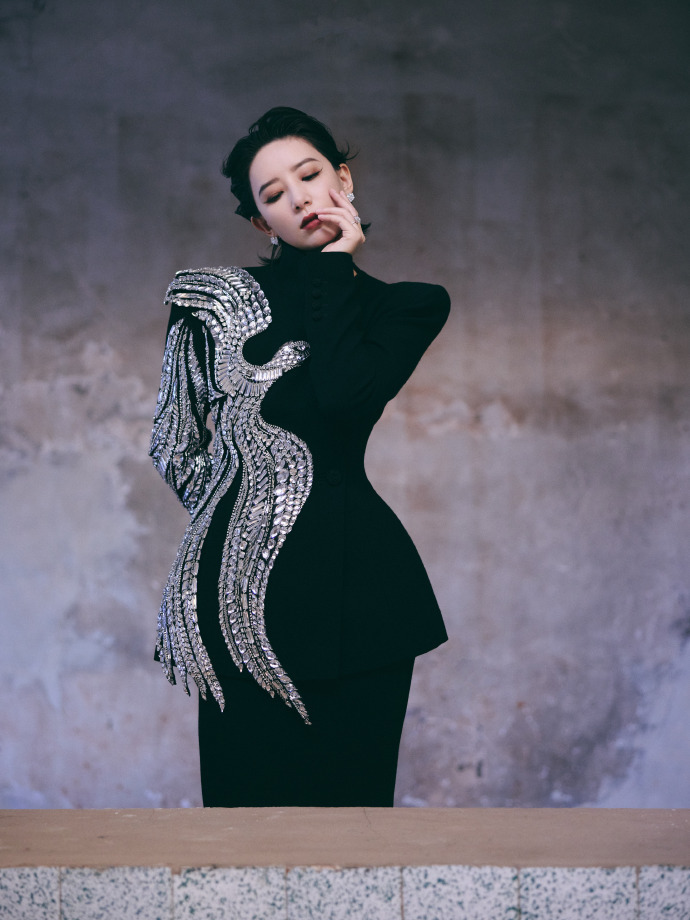 #李斯丹妮 夜凤凰展翅# 李斯丹妮的夜凤凰造型令人惊艳。镶钻凤凰西装霸气十足，凤