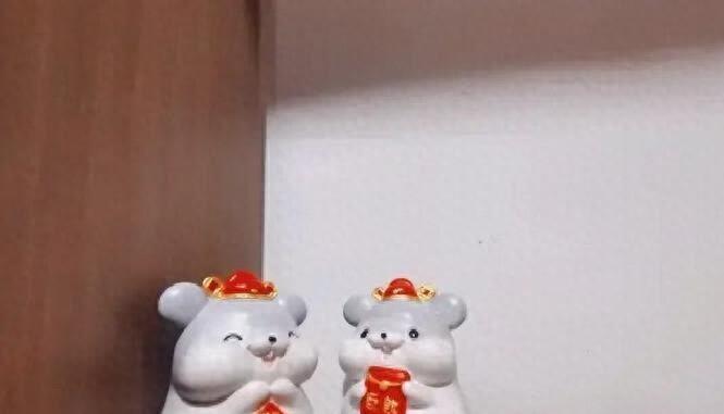 老赵把扳手扔进工具箱，“哐当”一声。烟灰缸里堆满了烟头，他老婆坐在柜台后面，气得