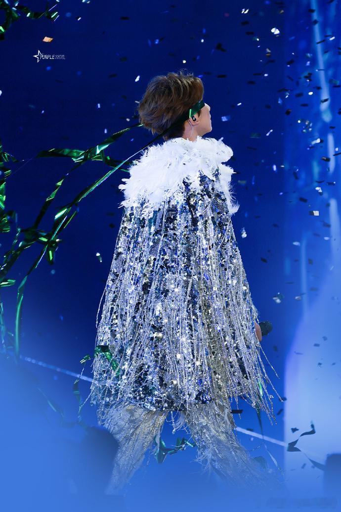 绿色长彩带成就王源神图王源南京演唱会神图诞生 南京站这场氛围感暴击太难忘，绿色长