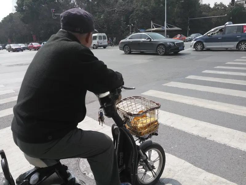 老人骑自行车逆行被撞,谁负责? 老人骑自行车逆行被撞，责任划分不能一概而论。一般